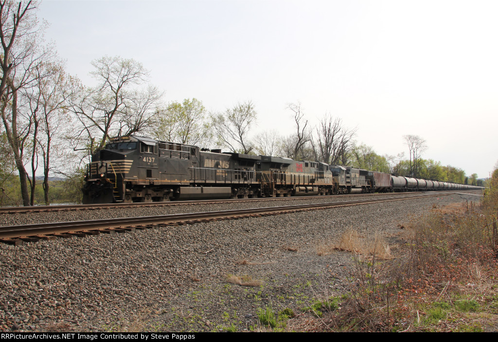 NS 4137 leading train 65E west through Cove PA